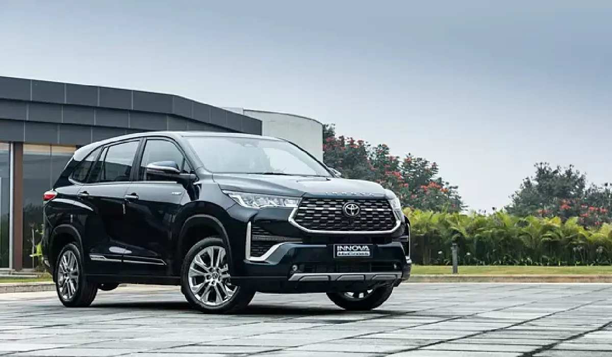 Toyota - Innova Hycross ZX - Luxury Car Rentals - Preowned Luxury Car - Exclusive Concierge Club.webp